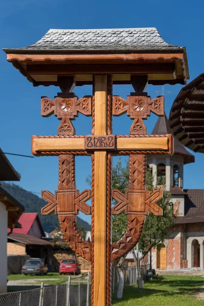 Campulung Moldovenesc Transylvanie Roumanie Septembre Sculpture Bois Devant Une Église — Photo