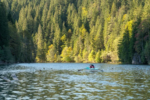 Red Lake Oost Karpaten Roemenië September Roeien Boot Red Lake — Stockfoto