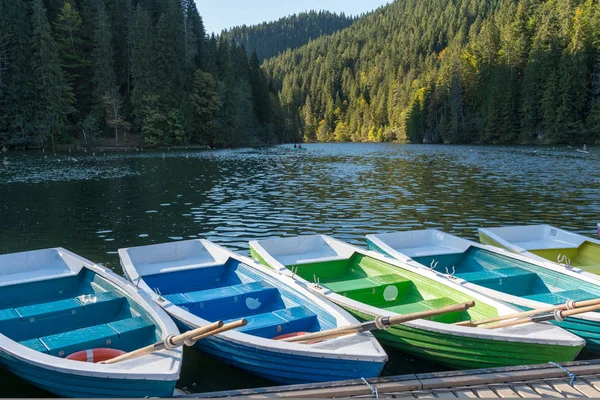 Lago Vermelho Carpathias Orientais Roménia Setembro Embarcações Remo Ancoradas Lago — Fotografia de Stock