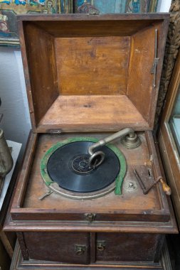 Tarpesti, Moldova/Romanya - 19 Eylül: Eski gramofon Neculai Popa Etnografya Müzesinde Tarpesti Moldova Romanya üzerinde 19 Eylül 2018