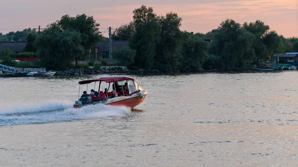 Tulcea Dunajská Delta Rumunsko Září Vysokorychlostní Turistické Lodní Trajekty Lidi — Stock fotografie