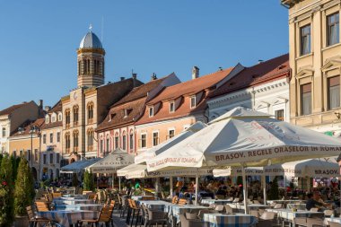Brasov, Transilvanya/Romanya - 20 Eylül: Brasov Transilvanya Romanya kasaba meydanında görünümü üzerinde 20 Eylül 2018. Kimliği belirsiz kişi