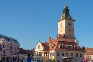 BRASOV, TRANSYLVANIA / ROMANIA - 20 Eylül 2018: Brasov Transilvanya 'daki eski bir belediye binasının görüntüsü. Tanımlanamayan kişiler