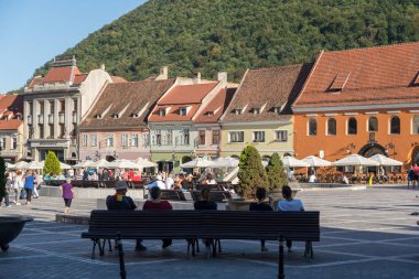 Brasov, Transilvanya/Romanya - 20 Eylül: Brasov Transilvanya Romanya kasaba meydanında görünümü üzerinde 20 Eylül 2018. Kimliği belirsiz kişi