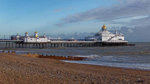 Eastbourne, east sussex / uk - 7. januar: blick auf eastbourne pier — Stockfoto