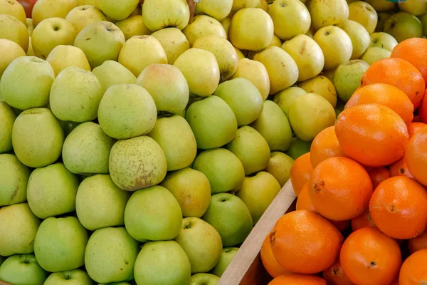 Nahaufnahme Von Äpfeln Und Orangen Einem Stand Auf Dem Überdachten — Stockfoto