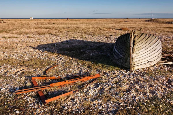 Dungeness Kent Dicembre Barca Remi Abbandonata Sulla Spiaggia Dungeness Nel — Foto Stock