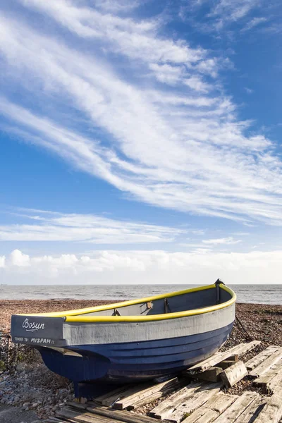 Worthing West Sussex Deki Kasım Bir Balıkçı Teknesi Sahilde Worthing — Stok fotoğraf