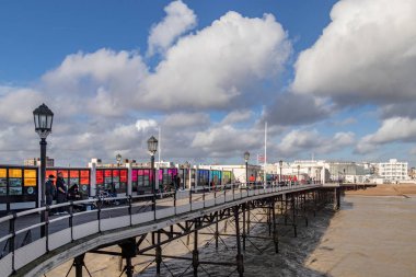 Worthing, West Sussex'deki / / Uk - 13 Kasım: Worthing Pier West Sussex'deki / daki görünümü üzerinde 13 Kasım 2018. Kimliği belirsiz kişi