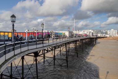 Worthing, West Sussex'deki / / Uk - 13 Kasım: Worthing Pier West Sussex'deki / daki görünümü üzerinde 13 Kasım 2018. Kimliği belirsiz kişi