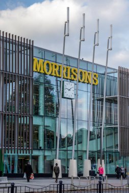 Crawley, West Sussex'deki / / Uk - 21 Kasım: Morrison görünümü süpermarkette Crawley West Sussex üzerinde 21 Kasım 2018. Kimliği belirsiz kişi