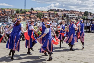 Whitby North Yorkshire'deki / / Uk - 22 Ağustos: Kadınlar Morris Whitby Kuzey Yorkshire'da 22 Ağustos 2010 tarihinde dans. Kimliği belirsiz kişi