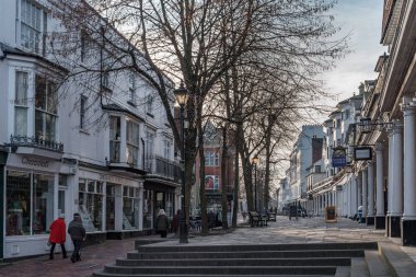 Tunbridge Wells, Kent/Uk - 4 Ocak: 4 Ocak 2019 görünümü Pantiles Royal Tunbridge Wells Kent içinde binaların. Kimliği belirsiz kişi