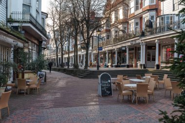 Tunbridge Wells, Kent/Uk - 4 Ocak: 4 Ocak 2019 görünümü Pantiles Royal Tunbridge Wells Kent içinde binaların. İki kimliği belirsiz kişi