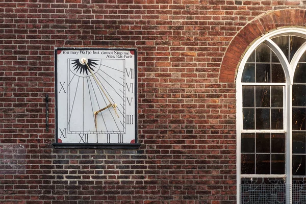 Tunbridge Wells Kent January Sundial Parish Church King Charles Martyr — стоковое фото