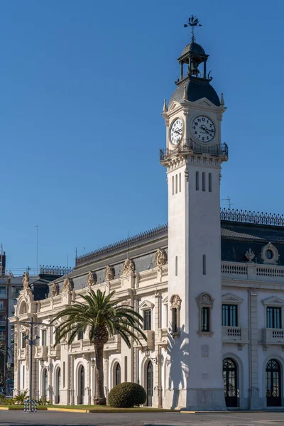 VALENCIA, ESPAÑA - 27 DE FEBRERO: Edificio portuario en Valencia España — Foto de Stock