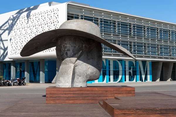 ВАЛЕНЦИЯ, Испания - 27 февраля: Скульптура Ла Памела на пристани для яхт — стоковое фото