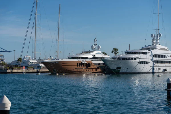 Valencia, Spanje - 27 februari: Uitzicht op de jachthaven in Valencia S — Stockfoto