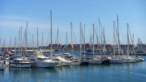 VALENCIA, Испания - 27 февраля: Вид на гавань в Валенсии S — стоковое фото