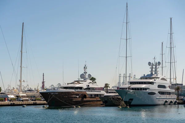 Valencia, Spanje - 27 februari: Uitzicht op de jachthaven in Valencia S — Stockfoto