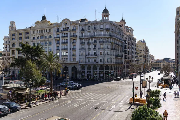 Valencia, Spanien - 27 februari: Utsikten längs Ajuntament gata i — Stockfoto