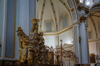 Valencia, İspanya - 27 Şubat: bakire o 15. yüzyıl heykeli