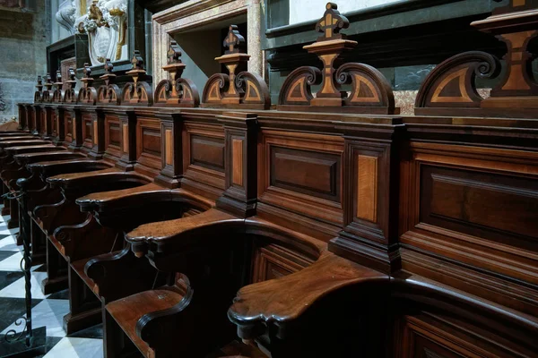VALENCIA, ESPANHA - FEVEREIRO 27: Assentos de madeira na Catedral i — Fotografia de Stock
