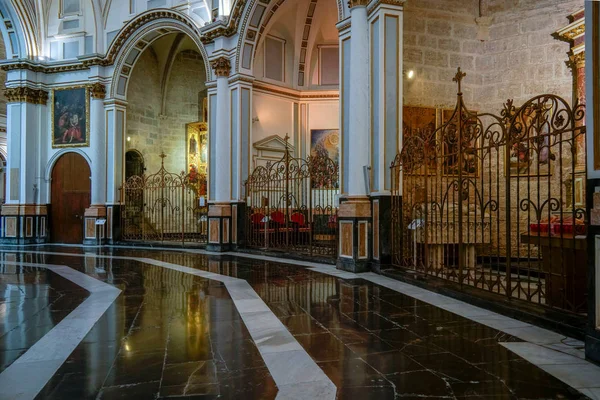 Valencia, Spanien - 27 februari: Invändig utsikt över domkyrkan — Stockfoto