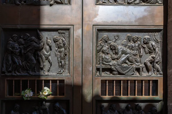 VALENCIA, ESPAÑA - 25 DE FEBRERO: Puerta de la Catedral de Valenci — Foto de Stock