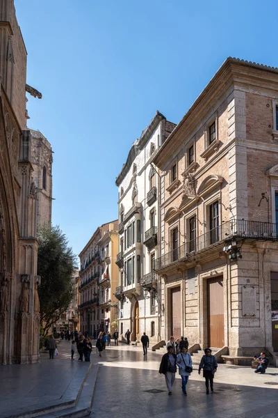 VALENCIA, SPAGNA - 25 FEBBRAIO: La gente passeggia in piazza o — Foto Stock