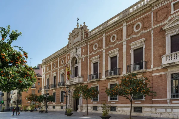 VALENCIA, SPAGNA - 25 FEBBRAIO: La gente cammina lungo una strada in — Foto Stock