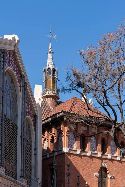 Valencia, Spanje - 25 februari: Rode gebouw naast de centrale — Stockfoto