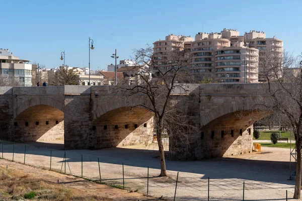 Valencia, İspanya - 25 Şubat: Eski köprü üzerinden Turia Rive — Stok fotoğraf