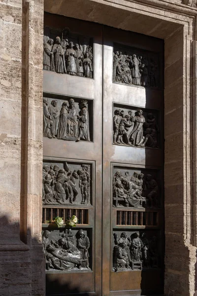 VALENCIA, SPAGNA - 25 FEBBRAIO: Porta della Cattedrale di Valenci — Foto Stock