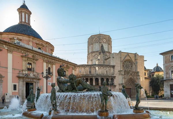 VALENCIA, ESPAÑA - 25 DE FEBRERO: Fuente en la Plaza de la Vi — Foto de Stock