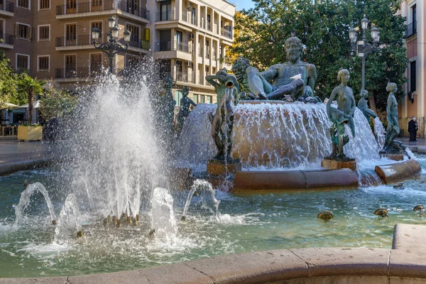 Valencia, Spanien - 25 februari: Fontänen på torget av Vi — Stockfoto