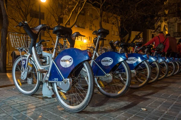 VALENCIA, ESPAÑA - 24 DE FEBRERO: Alquiler de bicicletas por la noche en Valen — Foto de Stock