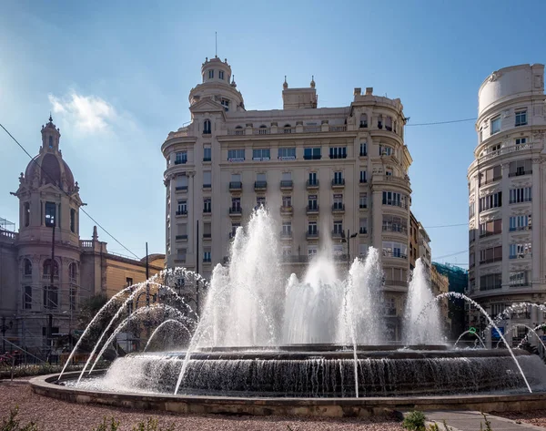 ВАЛЕНЦИЯ, Испания - 24 февраля: Фонтан City Hall Plaza Fountain в Вале — стоковое фото