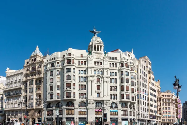 Valencia, Spanien - 24 februari: Insurance company byggnad i th — Stockfoto