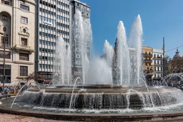 ВАЛЕНЦИЯ, Испания - 24 февраля: Фонтан City Hall Plaza Fountain в Вале — стоковое фото