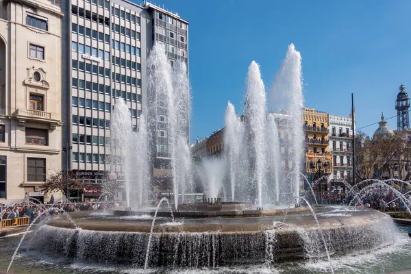 ВАЛЕНЦИЯ, Испания - 24 февраля: Фонтан City Hall Plaza Fountain в Вале — стоковое фото