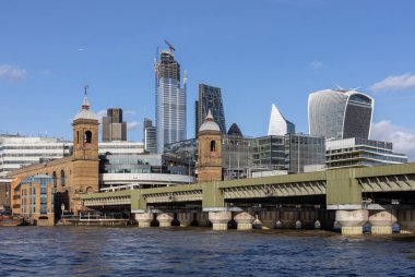 Londra, İngiltere - 11 Mart: Doğru Thames Nehri boyunca görünüm 