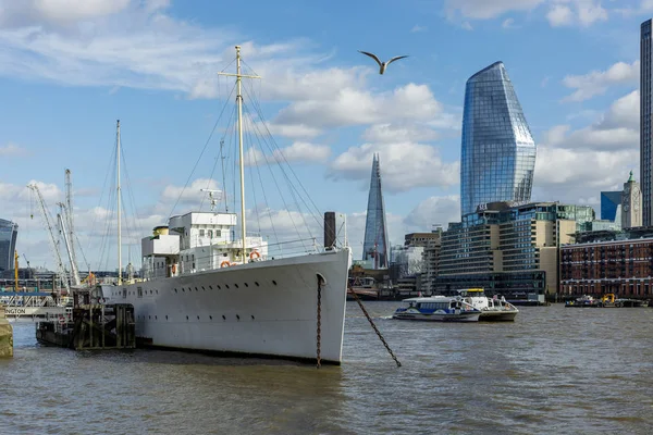 LONDON, Yhdistynyt kuningaskunta - maaliskuu 11: HMS Wellington kiinnitettynä Thame-joelle — kuvapankkivalokuva