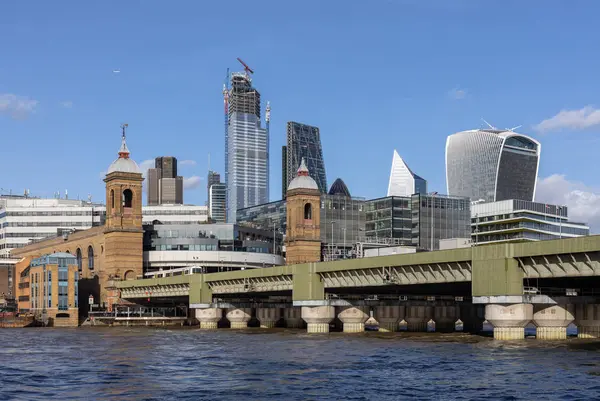 ЛОНДОН, Великобритания - МАРТ 11: Вид вдоль реки Темзы к — стоковое фото