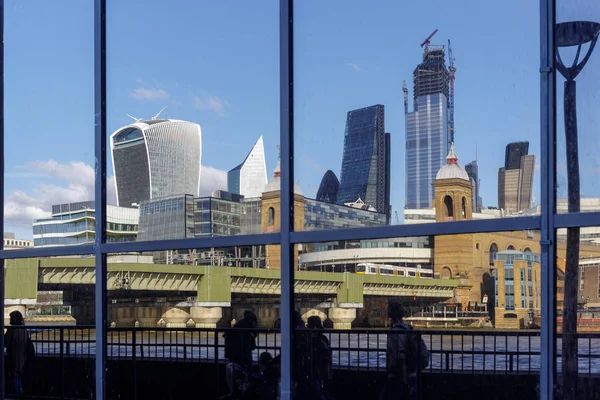 Londyn, Uk - 11 marca: Panoramę miasta odzwierciedlenie w budynku na — Zdjęcie stockowe