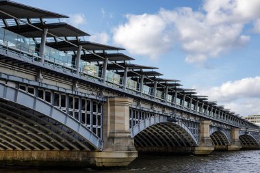 Londra, İngiltere - 11 Mart: Blackfriars köprüden Thames Nehri