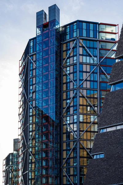 LONDRES, Reino Unido - 11 DE MARZO: Edificio moderno junto a la Tate Modern — Foto de Stock