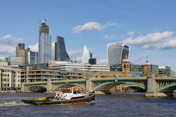 LONDRES, Reino Unido - MARÇO 11: Vista ao longo do rio Tâmisa em direção ao — Fotografia de Stock