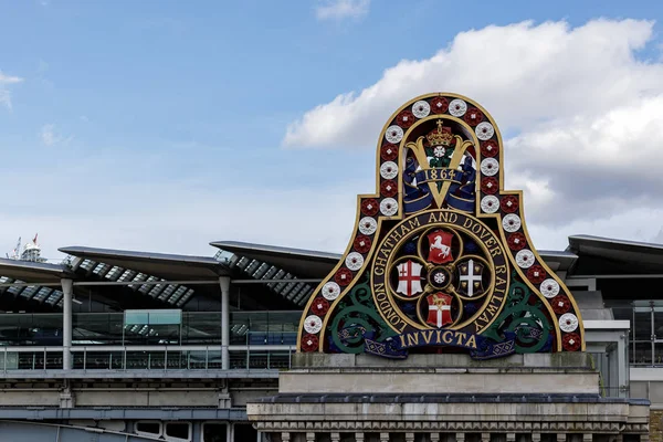 LONDRES, Reino Unido - 11 DE MARZO: Antigua compañía ferroviaria firma en el sur de Ba — Foto de Stock