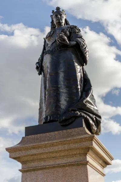 LONDRES, Reino Unido - 11 DE MARZO: Estatua de la Reina Victoria al acercarse a —  Fotos de Stock